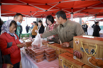 山东青岛:政府搭台通销路 西海岸新区原产地农产品推介会在大场镇举办